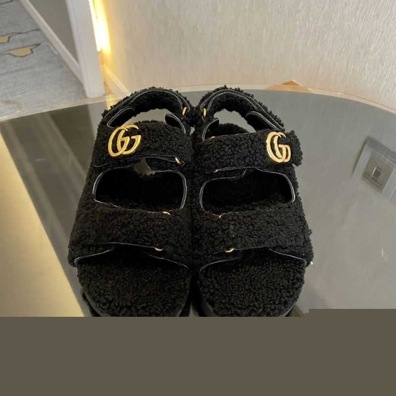 G*u*i sandals